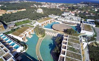 The green roofs with their Mediterranean vegetation accentuate the flowing transition to the green surroundings. © egreen / ZinCo Bird's eye view onto the Olea All Suite Hotel
